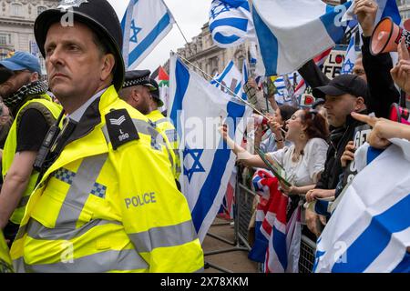 London, Großbritannien, 18. Mai 2024. Ein Metropolitan Police Officer steht vor pro-israelischen Demonstranten. Quelle: James Willoughby/Alamy Live News Stockfoto