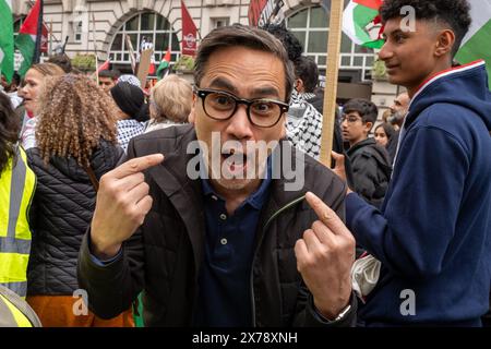 London, Großbritannien, 18. Mai 2024. Ein pro-palästinensischer Unterstützer zeigt auf sein Gesicht, während er beim jährlichen Londoner NAKBA-marsch in die Kamera schreit. Quelle: James Willoughby/Alamy Live News Stockfoto