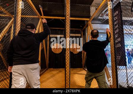 Axtwerfen von Woodcutters - Eröffnung des bislang einmaligem Erlebniszentrum HAPPY FRANKY in Troisdorf zwischen Köln und Bonn. Unterschiedliche Freizeit Kultur und Gastronomieangebote für alle Altersklassen im ehemaligen Einkaufzentrum Troisdorfer Forum auf mehreren Ebenen, die teilweise mit Rutschen verbunden sind. 18.05.2024 Troisdorf Nordrhein-Westfalen Deutschland *** Axenwerfen von Holzschneidern Eröffnung des einzigartigen Erlebniszentrums HAPPY FRANKY in Troisdorf zwischen Köln und Bonn verschiedene Freizeit-, Kultur- und Gastronomieaktivitäten für alle Altersgruppen im ehemaligen Troisdorf Forum Shopping ce Stockfoto