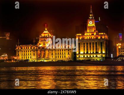 The Bund, Old Part of Shanghai, No 12 HSBC Bank Building Old Customs House Night River Reflection. Die Gebäude wurden in den 1920er und 1930er Jahren errichtet HSBC Stockfoto