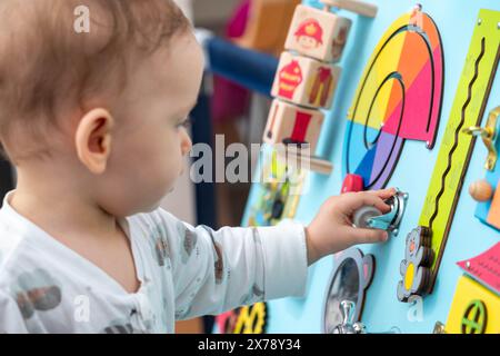 Der Junge dreht konzentrisch das Rad auf dem Spielbrett Stockfoto