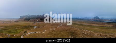 Panoramablick aus der Luft auf schneebedeckte Berge und weite Ebenen in Südisland. Stockfoto