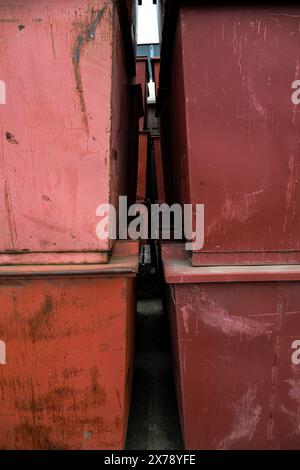 Rote Container übereinander gestapelt Stockfoto
