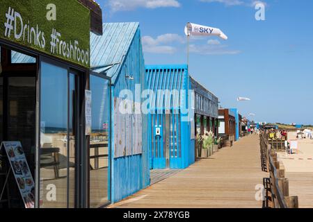 Restaurants mit Promenade, Strand von Monte Gordo, östliche Algarve, Algarve, Portugal, Europa Stockfoto