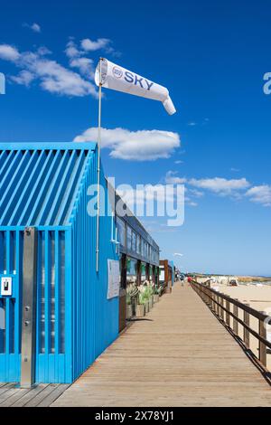 Restaurants mit Promenade, Strand von Monte Gordo, östliche Algarve, Algarve, Portugal, Europa Stockfoto