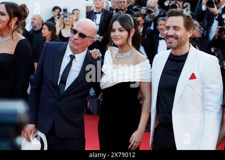 CANNES, FRANKREICH - 18. MAI: Selena Gomez, Jacques Audiard und Edgar Ramírez nehmen an der Premiere von Emilia Perez Teil, die beim 77. Jährlichen Filmfestival in Cannes am 18. Mai 2024 im Palais des Festivals stattfindet. CAP/GOL ©GOL/Capital Pictures Stockfoto