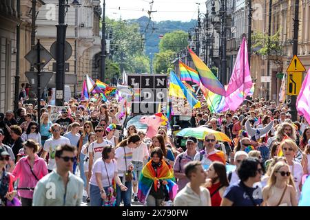 Krakau, Polen, 18. Mai 2024. Die Teilnehmer gehen an der 20. Pride Parade in Krakau vorbei, da sie sich vielleicht entspannter fühlen, nachdem eine zentralliberalere Partei nach 8 Jahren rechter Regeln die Macht gewonnen hat. Die Stolz-Paraden in Polen hatten in der Vergangenheit eine Geschichte gewalttätiger Angriffe, während die gegenwärtige Regierung gerne an den Paraden teilnimmt. Quelle: Dominika Zarzycka/Alamy Live News. Stockfoto