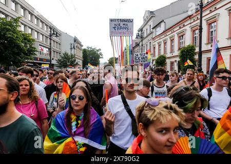 Krakau, Polen, 18. Mai 2024. Die Teilnehmer gehen an der 20. Pride Parade in Krakau vorbei, da sie sich vielleicht entspannter fühlen, nachdem eine zentralliberalere Partei nach 8 Jahren rechter Regeln die Macht gewonnen hat. Die Stolz-Paraden in Polen hatten in der Vergangenheit eine Geschichte gewalttätiger Angriffe, während die gegenwärtige Regierung gerne an den Paraden teilnimmt. Quelle: Dominika Zarzycka/Alamy Live News. Stockfoto