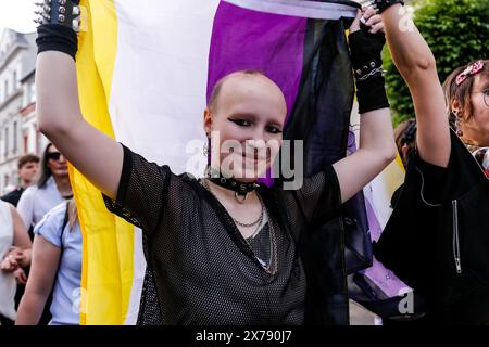 Krakau, Polen, 18. Mai 2024. Die Teilnehmer gehen an der 20. Pride Parade in Krakau vorbei, da sie sich vielleicht entspannter fühlen, nachdem eine zentralliberalere Partei nach 8 Jahren rechter Regeln die Macht gewonnen hat. Die Stolz-Paraden in Polen hatten in der Vergangenheit eine Geschichte gewalttätiger Angriffe, während die gegenwärtige Regierung gerne an den Paraden teilnimmt. Quelle: Dominika Zarzycka/Alamy Live News. Stockfoto