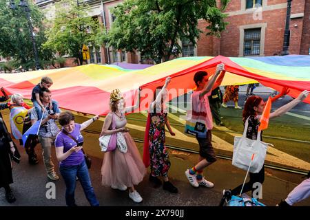 Krakau, Polen, 18. Mai 2024. Die Teilnehmer gehen an der 20. Pride Parade in Krakau vorbei, da sie sich vielleicht entspannter fühlen, nachdem eine zentralliberalere Partei nach 8 Jahren rechter Regeln die Macht gewonnen hat. Die Stolz-Paraden in Polen hatten in der Vergangenheit eine Geschichte gewalttätiger Angriffe, während die gegenwärtige Regierung gerne an den Paraden teilnimmt. Quelle: Dominika Zarzycka/Alamy Live News. Stockfoto