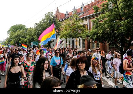 Krakau, Polen, 18. Mai 2024. Die Teilnehmer gehen an der 20. Pride Parade in Krakau vorbei, da sie sich vielleicht entspannter fühlen, nachdem eine zentralliberalere Partei nach 8 Jahren rechter Regeln die Macht gewonnen hat. Die Stolz-Paraden in Polen hatten in der Vergangenheit eine Geschichte gewalttätiger Angriffe, während die gegenwärtige Regierung gerne an den Paraden teilnimmt. Quelle: Dominika Zarzycka/Alamy Live News. Stockfoto