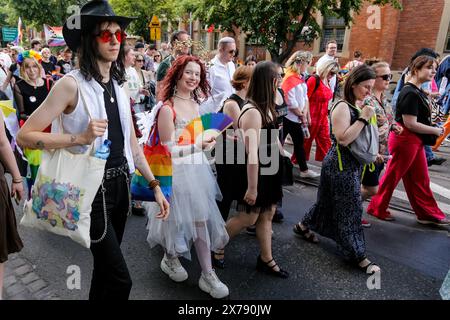 Krakau, Polen, 18. Mai 2024. Die Teilnehmer gehen an der 20. Pride Parade in Krakau vorbei, da sie sich vielleicht entspannter fühlen, nachdem eine zentralliberalere Partei nach 8 Jahren rechter Regeln die Macht gewonnen hat. Die Stolz-Paraden in Polen hatten in der Vergangenheit eine Geschichte gewalttätiger Angriffe, während die gegenwärtige Regierung gerne an den Paraden teilnimmt. Quelle: Dominika Zarzycka/Alamy Live News. Stockfoto