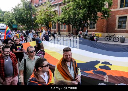 Krakau, Polen, 18. Mai 2024. Die Teilnehmer gehen an der 20. Pride Parade in Krakau vorbei, da sie sich vielleicht entspannter fühlen, nachdem eine zentralliberalere Partei nach 8 Jahren rechter Regeln die Macht gewonnen hat. Die Stolz-Paraden in Polen hatten in der Vergangenheit eine Geschichte gewalttätiger Angriffe, während die gegenwärtige Regierung gerne an den Paraden teilnimmt. Quelle: Dominika Zarzycka/Alamy Live News. Stockfoto