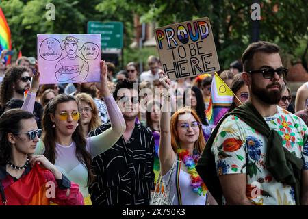 Krakau, Polen, 18. Mai 2024. Die Teilnehmer gehen an der 20. Pride Parade in Krakau vorbei, da sie sich vielleicht entspannter fühlen, nachdem eine zentralliberalere Partei nach 8 Jahren rechter Regeln die Macht gewonnen hat. Die Stolz-Paraden in Polen hatten in der Vergangenheit eine Geschichte gewalttätiger Angriffe, während die gegenwärtige Regierung gerne an den Paraden teilnimmt. Quelle: Dominika Zarzycka/Alamy Live News. Stockfoto