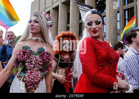 Krakau, Polen, 18. Mai 2024. Die Teilnehmer gehen an der 20. Pride Parade in Krakau vorbei, da sie sich vielleicht entspannter fühlen, nachdem eine zentralliberalere Partei nach 8 Jahren rechter Regeln die Macht gewonnen hat. Die Stolz-Paraden in Polen hatten in der Vergangenheit eine Geschichte gewalttätiger Angriffe, während die gegenwärtige Regierung gerne an den Paraden teilnimmt. Quelle: Dominika Zarzycka/Alamy Live News. Stockfoto