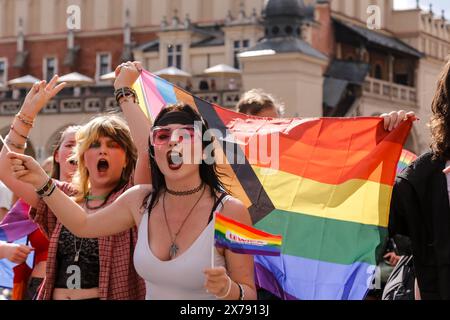 Krakau, Polen, 18. Mai 2024. Die Teilnehmer gehen an der 20. Pride Parade in Krakau vorbei, da sie sich vielleicht entspannter fühlen, nachdem eine zentralliberalere Partei nach 8 Jahren rechter Regeln die Macht gewonnen hat. Die Stolz-Paraden in Polen hatten in der Vergangenheit eine Geschichte gewalttätiger Angriffe, während die gegenwärtige Regierung gerne an den Paraden teilnimmt. Quelle: Dominika Zarzycka/Alamy Live News. Stockfoto