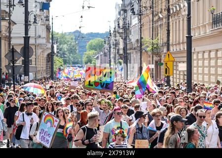 Krakau, Polen, 18. Mai 2024. Die Teilnehmer gehen an der 20. Pride Parade in Krakau vorbei, da sie sich vielleicht entspannter fühlen, nachdem eine zentralliberalere Partei nach 8 Jahren rechter Regeln die Macht gewonnen hat. Die Stolz-Paraden in Polen hatten in der Vergangenheit eine Geschichte gewalttätiger Angriffe, während die gegenwärtige Regierung gerne an den Paraden teilnimmt. Quelle: Dominika Zarzycka/Alamy Live News. Stockfoto