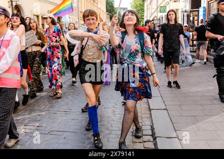 Krakau, Polen, 18. Mai 2024. Die Teilnehmer gehen an der 20. Pride Parade in Krakau vorbei, da sie sich vielleicht entspannter fühlen, nachdem eine zentralliberalere Partei nach 8 Jahren rechter Regeln die Macht gewonnen hat. Die Stolz-Paraden in Polen hatten in der Vergangenheit eine Geschichte gewalttätiger Angriffe, während die gegenwärtige Regierung gerne an den Paraden teilnimmt. Quelle: Dominika Zarzycka/Alamy Live News. Stockfoto