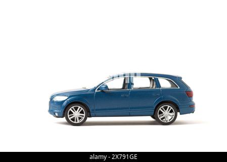 Mehrfarbiges Spielzeugauto aus Kunststoff. Busse. Kopierraum für Geräte Stockfoto
