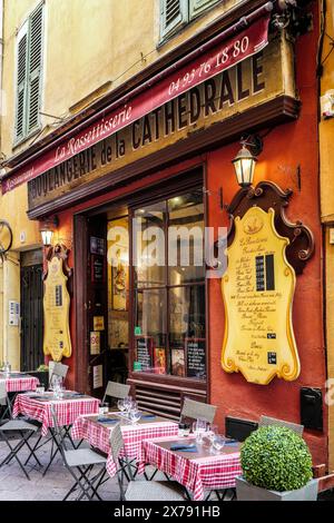 Farbenfrohe Restaurantfassade an einer Straße in der Altstadt, Vieille Ville in Nizza, französische Riviera, Südfrankreich Stockfoto