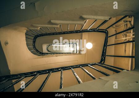 Treppe in einem alten französischen Apartment, Blick auf die Treppe, die nach oben führt, Inneneinrichtung im Jugendstilstil. Nizza, Frankreich. Stockfoto