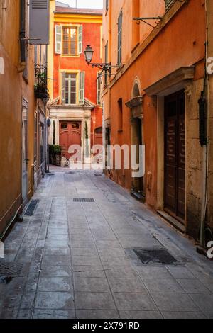 Farbenfrohe Hausfassaden an einer Straße in der Altstadt, in der Stadt Vieille Ville in Nizza, an der französischen Riviera, Südfrankreich Stockfoto