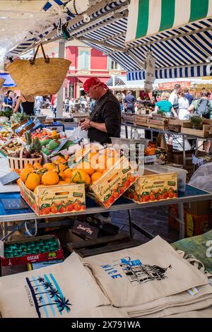 Frankreich, die französische riviera, die Stadt Nizza, der provenzalische Markt der Cours Saleya in der Altstadt ist sehr typisch mit seinen Ständen mit Obst, Gemüse und Stockfoto