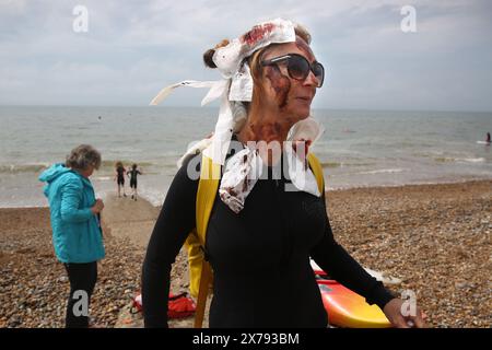 Brighton, England, Großbritannien. Mai 2024. LAURA DEASLEY trägt ein Kostüm mit Hygieneartikeln und Toilettenpapier, ihr Gesicht ist mit brauner Farbe beschmiert, die den Schmutz hervorhebt, mit dem sie während der Proteste am West Pier am Strand von Brighton schwimmt. Surfers Against Sewage (SAS) und ihre Unterstützer gingen ins Meer, um die Menge an Abwasser hervorzuheben, die in Sussex's Wasserstraßen gepumpt wurde. Viele von denen, die in schicken Kleidern zum Thema Abwasser aufs Meer gingen, sagten, sie seien beim Schwimmen bereits krank geworden. SAS ist eine Wohltätigkeitsorganisation für Meeresschutz, die mit Gemeinden zum Schutz der Ozeane, Strände und der Meeresschutzgebiete zusammenarbeitet Stockfoto