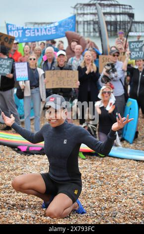 Brighton, England, Großbritannien. Mai 2024. DAME KELLY HOLMES schließt sich einer Gruppe von Demonstranten am Strand an, während der Proteste in der Nähe des West Pier. Surfers Against Sewage (SAS) und ihre Unterstützer gingen ins Meer, um die Menge an Abwasser hervorzuheben, die in Sussex's Wasserstraßen gepumpt wurde. Viele von denen, die in schicken Kleidern zum Thema Abwasser aufs Meer gingen, sagten, sie seien beim Schwimmen bereits krank geworden. SAS ist eine Wohltätigkeitsorganisation für Meeresschutz, die mit Gemeinden zum Schutz der Ozeane, Strände und Meereslebewesen zusammenarbeitet. (Kreditbild: © Martin Pope/ZUMA Press Wire) NUR REDAKTIONELLE VERWENDUNG! Nicht für kommerzielle ZWECKE! Stockfoto