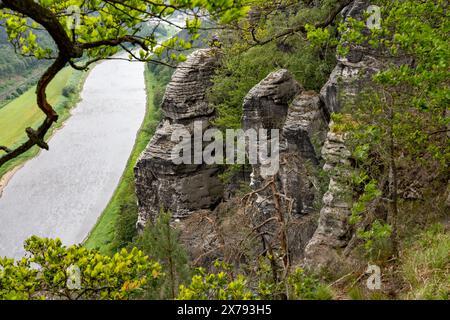 Ein Fluss fließt durch ein felsiges Gebiet mit Bäumen auf beiden Seiten. Die Felsen sind hoch und zerklüftet und das Wasser ist ruhig. Die Szene ist friedlich und ruhig Stockfoto