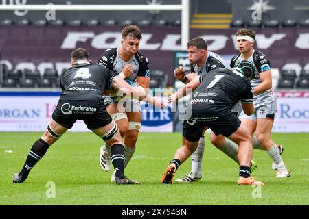 Swansea, Wales. 18. Mai 2024. James Ratti von Ospreys lernt Taine Basham of Dragons RFC während des United Rugby Championship (URC) Round 17 Spiels zwischen Ospreys und Dragons im Stadion Swansea.com in Swansea, Wales, Großbritannien am 18. Mai 2024 kennen. Quelle: Duncan Thomas/Majestic Media/Alamy Live News. Stockfoto