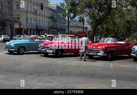 Chevrolet Classic-Autos aus den 1950er Jahren, die als Taxis und für Touristentouren in Havanna, Kuba, Karibik verwendet wurden. Stockfoto