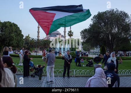 18. Mai 2024: Istanbul, Turkiye, 18. Mai 2024: In Istanbul, die Gruppe Freiheit für Palästina organisierte einen solidaritätsmarsch zur Unterstützung des Gazastreifens und protestierte gegen die Angriffe Israels auf die Stadt Rafah. Nach dem Abendgebet marschierten die Teilnehmer vom Sultanahmet-Platz nach Eminonu und skandierten Parolen gegen den Völkermord in Gaza. Die Demonstranten verurteilten die israelischen Angriffe und forderten einen sofortigen Waffenstillstand und Zugang zu humanitärer Hilfe. (Kreditbild: © Tolga Ildun/ZUMA Press Wire) NUR REDAKTIONELLE VERWENDUNG! Nicht für kommerzielle ZWECKE! Stockfoto