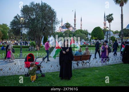 18. Mai 2024: Istanbul, Turkiye, 18. Mai 2024: In Istanbul, die Gruppe Freiheit für Palästina organisierte einen solidaritätsmarsch zur Unterstützung des Gazastreifens und protestierte gegen die Angriffe Israels auf die Stadt Rafah. Nach dem Abendgebet marschierten die Teilnehmer vom Sultanahmet-Platz nach Eminonu und skandierten Parolen gegen den Völkermord in Gaza. Die Demonstranten verurteilten die israelischen Angriffe und forderten einen sofortigen Waffenstillstand und Zugang zu humanitärer Hilfe. (Kreditbild: © Tolga Ildun/ZUMA Press Wire) NUR REDAKTIONELLE VERWENDUNG! Nicht für kommerzielle ZWECKE! Stockfoto