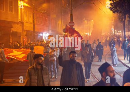 18. Mai 2024: Istanbul, Turkiye, 18. Mai 2024: In Istanbul, die Gruppe Freiheit für Palästina organisierte einen solidaritätsmarsch zur Unterstützung des Gazastreifens und protestierte gegen die Angriffe Israels auf die Stadt Rafah. Nach dem Abendgebet marschierten die Teilnehmer vom Sultanahmet-Platz nach Eminonu und skandierten Parolen gegen den Völkermord in Gaza. Die Demonstranten verurteilten die israelischen Angriffe und forderten einen sofortigen Waffenstillstand und Zugang zu humanitärer Hilfe. (Kreditbild: © Tolga Ildun/ZUMA Press Wire) NUR REDAKTIONELLE VERWENDUNG! Nicht für kommerzielle ZWECKE! Stockfoto