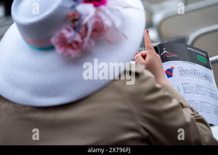 Baltimore, Usa. Mai 2024. Eine Frau liest das Programm für den 149. Preakness Stakes auf dem Pimlico Race Course in Baltimore, Maryland am Samstag, den 18. Mai 2024. Foto: Bonnie Cash/UPI Credit: UPI/Alamy Live News Stockfoto