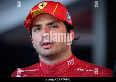 Imola, Italien. Mai 2024. Carlos Sainz, spanischer Fahrer von Scuderia Ferrari, spricht nach der Qualifikation des Großen Preises von Emilia Romagna am 18. Mai 2024 in Imola, Italien, mit den Medien. Quelle: SOPA Images Limited/Alamy Live News Stockfoto