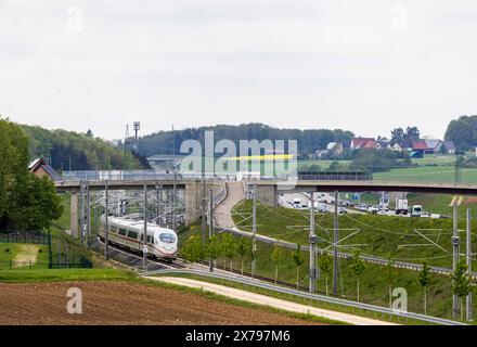 Neubaustrecke der Bahn von Wendlingen nach Ulm mit ICE. Streckenabschnitt bei Merklingen auf der Schwäbischen Alb. Rechts der Weiler Widderstall. // 09.05.2024:Merklingen, Baden-Württemberg, Deutschland. *** Neue Eisenbahnstrecke von Wendlingen nach Ulm mit EISABSCHNITT bei Merklingen an der Schwäbischen Alb rechts vom Weiler Widderstall 09 05 2024 Merklingen, Baden-Württemberg, Deutschland Stockfoto