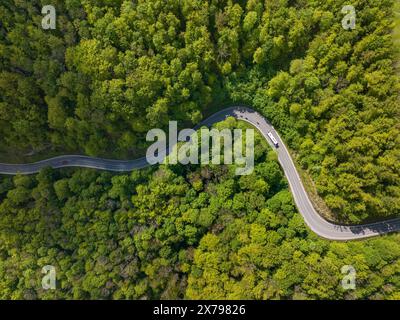 Landstraße bei Lenningen-Gutenberg auf der Schwäbischen Alb im Frühjahr. // 09.05.2024: Lenningen, Baden-Württemberg, Deutschland. *** Landstraße bei Lenningen Gutenberg auf der Schwäbischen Alb im Frühjahr 09 05 2024 Lenningen, Baden Württemberg, Deutschland Stockfoto