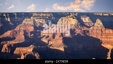 Panoramablick auf den Grand Canyon bei Sonnenuntergang vom Bright Angel Trailhead in Arizona, USA am 29. April 2024 Stockfoto