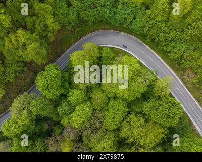 Landstraße bei Lenningen-Gutenberg auf der Schwäbischen Alb im Frühjahr. // 09.05.2024: Lenningen, Baden-Württemberg, Deutschland. *** Landstraße bei Lenningen Gutenberg auf der Schwäbischen Alb im Frühjahr 09 05 2024 Lenningen, Baden Württemberg, Deutschland Stockfoto