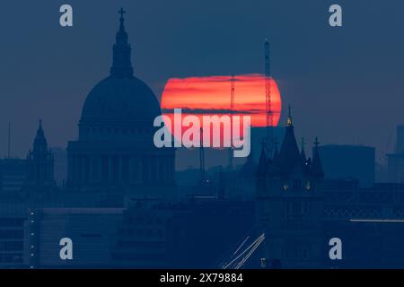 London, Großbritannien. Mai 2024. Wetter in Großbritannien: Dramatischer Sonnenuntergang über der Stadt in der Nähe von St. Paul's Cathedral und Tower Bridge Sehenswürdigkeiten. Guy Corbishley/Alamy Live News Stockfoto