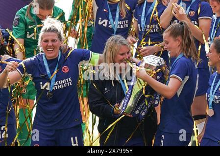 UK. Mai 2024. Manchester United Women gegen Chelsea Women's Super League. 18.5.24 Old Trafford. ENGLAND - Mai 18.4.24 Emma Hayes, Cheftrainer und Managerin der Chelsea Women, feiert mit der Trophäe der Women's Super League beim Women's Super League Spiel zwischen Manchester United und Chelsea am 18. Mai 2024 in Manchester England. Quelle: ALAN EDWARDS/Alamy Live News Stockfoto