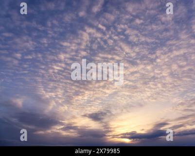 Dramatischer Himmel mit Wolken bei Sonnenuntergang Stockfoto