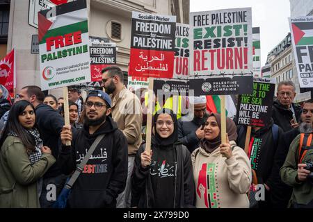 London / Großbritannien. 18. Mai 2024. Tausende pro-palästinensischer Demonstranten marschierten durch das Zentrum Londons, um das 76. Jahr der Nakba zu feiern. Die Nakba (Katastrophe auf Arabisch) erinnert an die Zwangsvertreibung von Palästinensern aus ihren Häusern während des arabisch-israelischen Krieges von 1948. Alamy Live News / Aubrey Fagon Stockfoto