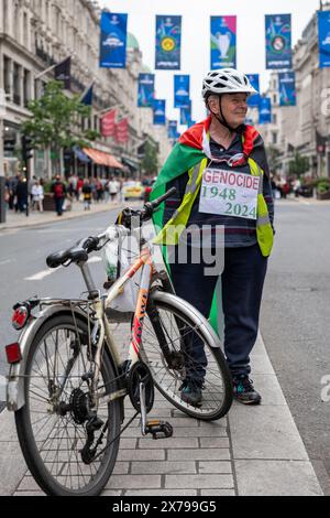 London / Großbritannien. 18. Mai 2024. Tausende pro-palästinensischer Demonstranten marschierten durch das Zentrum Londons, um das 76. Jahr der Nakba zu feiern. Die Nakba (Katastrophe auf Arabisch) erinnert an die Zwangsvertreibung von Palästinensern aus ihren Häusern während des arabisch-israelischen Krieges von 1948. Alamy Live News / Aubrey Fagon Stockfoto