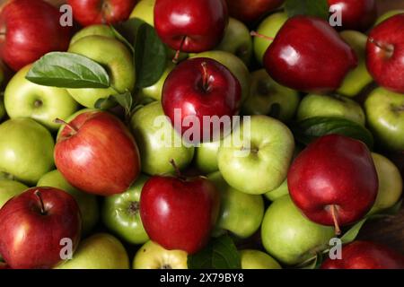 Frische reife rote und grüne Äpfel als Hintergrund, Draufsicht Stockfoto