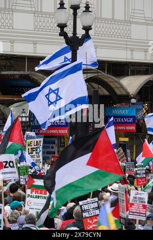 Demonstranten auf einem Pro-Palästina-marsch, der einen Pro-Israel-Gegenprotest abschiebt. Der Pro-Palästina-marsch rief zu einem Waffenstillstand der fortlaufenden Milita auf Stockfoto