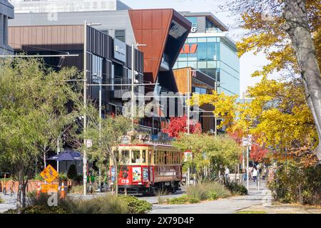 Stadtbesichtigung Straßenbahn im Herbst, Oxford Terrace, Christchurch Central, Christchurch (Ōtautahi), Canterbury, Neuseeland Stockfoto