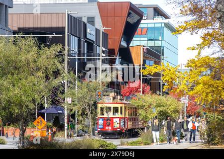 Stadtbesichtigung Straßenbahn im Herbst, Oxford Terrace, Christchurch Central, Christchurch (Ōtautahi), Canterbury, Neuseeland Stockfoto